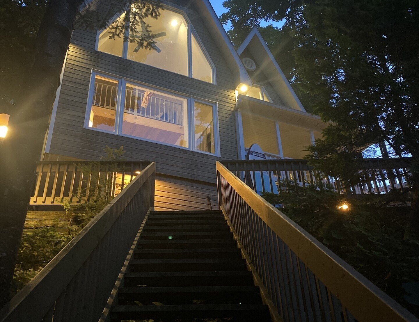 Façade, à la nuit tombée